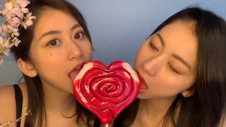 ASMR – 日本双胞胎吮吸棒棒糖 _ Rina&Rika